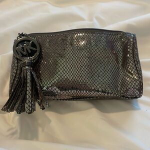 ✨MICHAEL MICHAEL KORS Silver Faux Python Cosmetic Pouch Clutch Zip Logo Tassel